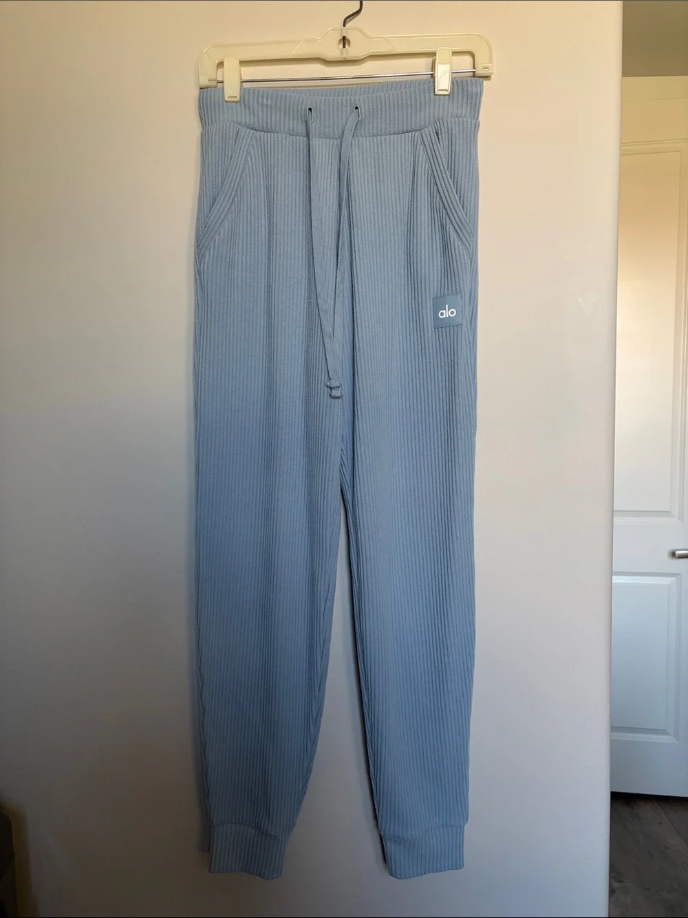 ALO Yoga Muse Sweatpants in light blue size XS